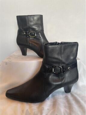 Anne Klein Black Leather iFlex Greta Ankle Boots Size 7.5 Stiletto Booties